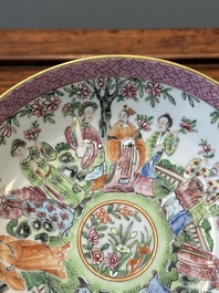 Een paar Chinese Canton famille rose koppen en schotels, 19e eeuw