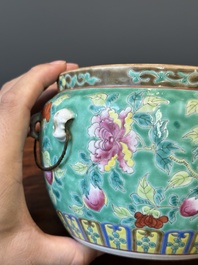 Een Chinese famille rose 'kamcheng' dekselkom voor de Straits of Peranakan markt, 19e eeuw