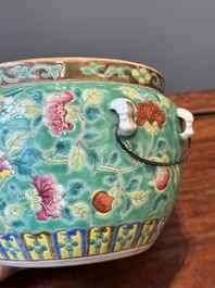 Een Chinese famille rose 'kamcheng' dekselkom voor de Straits of Peranakan markt, 19e eeuw