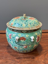 Een Chinese famille rose 'kamcheng' dekselkom voor de Straits of Peranakan markt, 19e eeuw