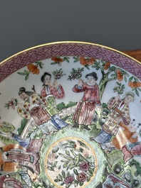 Een paar Chinese Canton famille rose koppen en schotels, 19e eeuw