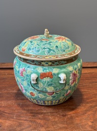 Een Chinese famille rose 'kamcheng' dekselkom voor de Straits of Peranakan markt, 19e eeuw