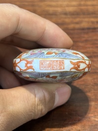 Drie Chinese famille rose snuifflessen, Qianlong merk, 19e eeuw