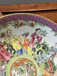Een paar Chinese Canton famille rose koppen en schotels, 19e eeuw