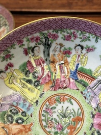 Een paar Chinese Canton famille rose koppen en schotels, 19e eeuw