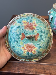 Een Chinese famille rose 'kamcheng' dekselkom voor de Straits of Peranakan markt, 19e eeuw