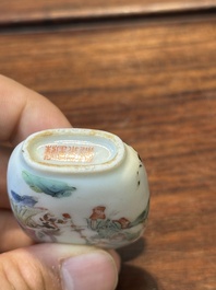 Drie diverse Chinese famille rose snuifflessen, Daoguang merk en periode