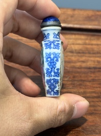 Drie Chinese famille rose snuifflessen, Qianlong merk, 19e eeuw