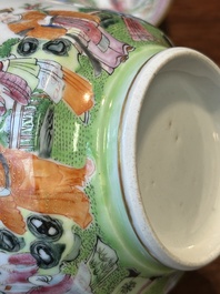 Een paar Chinese Canton famille rose koppen en schotels, 19e eeuw