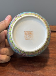 Deux bols couverts de type 'chupu' en porcelaine de Chine famille rose pour le march&eacute; Straits ou Peranakan, marque et &eacute;poque de Guangxu