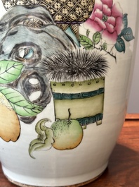 Vase en porcelaine de Chine famille rose, sign&eacute; Pan Zhaotang 潘肇唐, dat&eacute; 1918