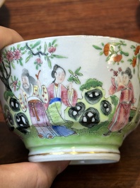 Een paar Chinese Canton famille rose koppen en schotels, 19e eeuw