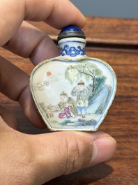 Drie Chinese famille rose snuifflessen, Qianlong merk, 19e eeuw