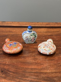 Drie Chinese famille rose snuifflessen, Qianlong merk, 19e eeuw