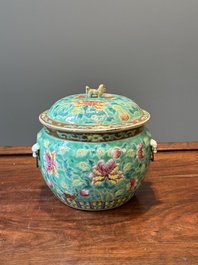 Een Chinese famille rose 'kamcheng' dekselkom voor de Straits of Peranakan markt, 19e eeuw