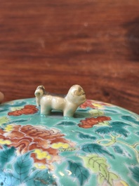 Een Chinese famille rose 'kamcheng' dekselkom voor de Straits of Peranakan markt, 19e eeuw