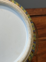 Een Chinese famille rose 'kamcheng' dekselkom voor de Straits of Peranakan markt, 19e eeuw
