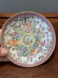 Een paar Chinese Canton famille rose koppen en schotels, 19e eeuw