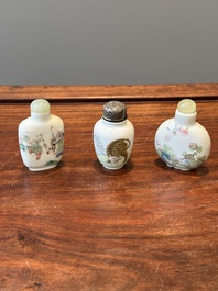 Drie diverse Chinese famille rose snuifflessen, Daoguang merk en periode