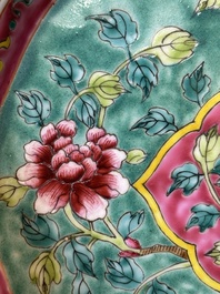 Een Chinees famille rose dienblad voor de Straits of Peranakan markt, 19e eeuw