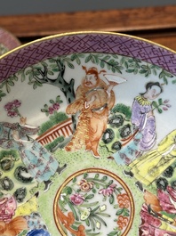Een paar Chinese Canton famille rose koppen en schotels, 19e eeuw