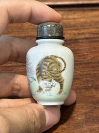 Drie diverse Chinese famille rose snuifflessen, Daoguang merk en periode