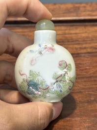 Drie diverse Chinese famille rose snuifflessen, Daoguang merk en periode