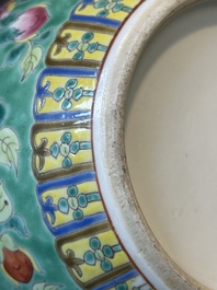 Een Chinese famille rose 'kamcheng' dekselkom voor de Straits of Peranakan markt, 19e eeuw