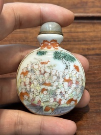 Drie Chinese famille rose snuifflessen, Qianlong merk, 19e eeuw