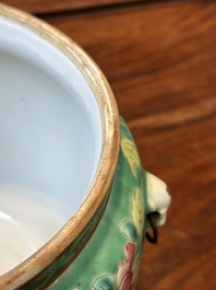 Een Chinese famille rose 'kamcheng' dekselkom voor de Straits of Peranakan markt, 19e eeuw