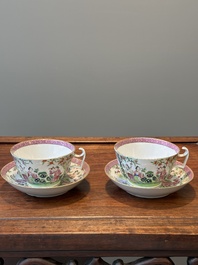 Een paar Chinese Canton famille rose koppen en schotels, 19e eeuw