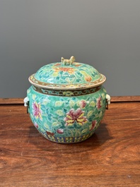 Een Chinese famille rose 'kamcheng' dekselkom voor de Straits of Peranakan markt, 19e eeuw