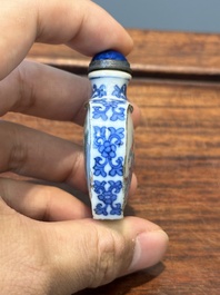 Drie Chinese famille rose snuifflessen, Qianlong merk, 19e eeuw