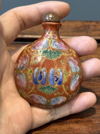 Drie Chinese famille rose snuifflessen, Qianlong merk, 19e eeuw