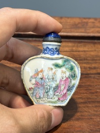Drie Chinese famille rose snuifflessen, Qianlong merk, 19e eeuw