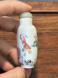 Drie diverse Chinese famille rose snuifflessen, Daoguang merk en periode