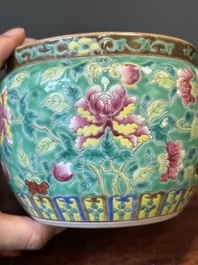 Een Chinese famille rose 'kamcheng' dekselkom voor de Straits of Peranakan markt, 19e eeuw