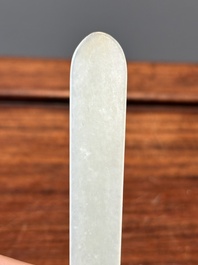 Quatre pi&egrave;ces sculpt&eacute;es en jade blanc, c&eacute;ladon et rouille, Chine, Qing
