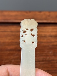 Quatre pi&egrave;ces sculpt&eacute;es en jade blanc, c&eacute;ladon et rouille, Chine, Qing