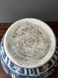 Een Chinese blauw-witte dekselpot met floraal decor, Wanli