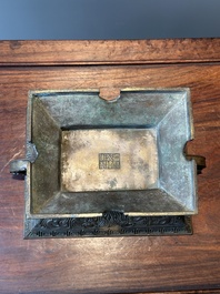 Een Chinees bronzen ritueel vat, 'Fu', Qianlong zegelmerk en uit de periode