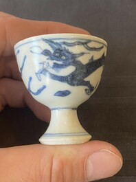 Vijf Chinese blauw-witte stem cups uit het Hatcher scheepswrak, Transitie periode