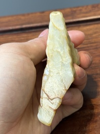 Quatre pi&egrave;ces sculpt&eacute;es en jade blanc, c&eacute;ladon et rouille, Chine, Qing