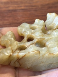 Quatre pi&egrave;ces sculpt&eacute;es en jade blanc, c&eacute;ladon et rouille, Chine, Qing