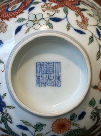 Bol en porcelaine de Chine wucai &agrave; d&eacute;cor de dragons et ph&eacute;nix, marque et &eacute;poque de Daoguang