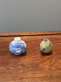 Een Chinese blauw-witte snuiffles en een famille rose opengewerkte bal, 19e eeuw