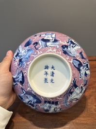 Een Chinese blauw-witte en rose-ge&euml;mailleerde kom met 'Acht Onsterfelijken', Guangxu merk en periode
