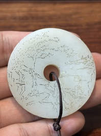 Quatre pi&egrave;ces sculpt&eacute;es en jade blanc, c&eacute;ladon et rouille, Chine, Qing