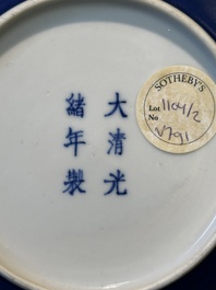 Een Chinees monochroom poederblauw bord, Guangxu merk en periode