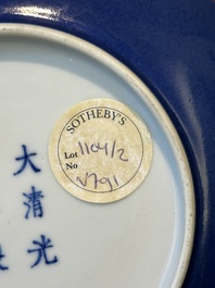 Een Chinees monochroom poederblauw bord, Guangxu merk en periode